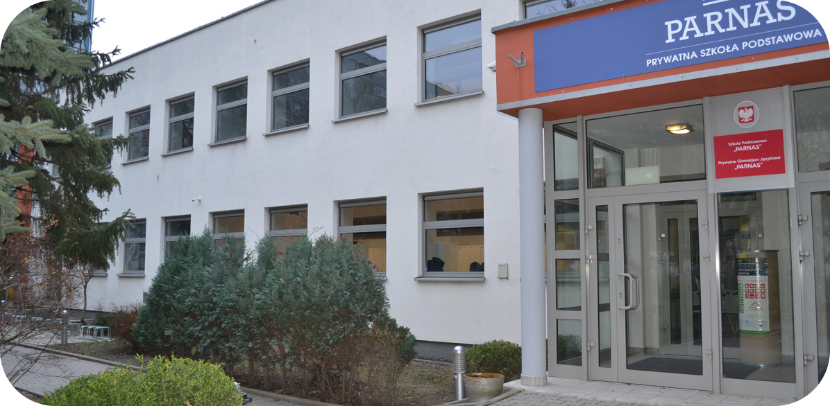 Wejście do budynku Prywatnej Szkoły Podstawowej Parnas